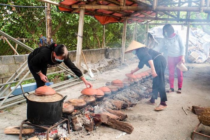 Làng Vũ Đại đỏ lửa kho cá kiếm tiền triệu dịp giáp Tết.