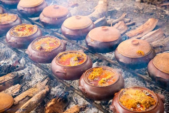 Những nồi cá kho bập bùng trên bếp lửa...