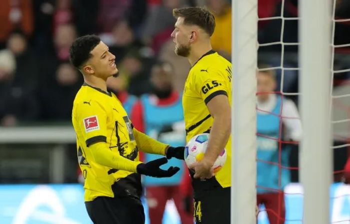 Sancho giành đá phạt đền với Niclas Fullkrug.