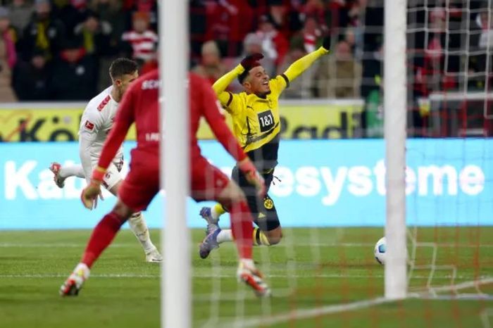 Jadon Sancho kiếm được quả phạt đền…