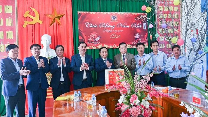  Thiếu tướng Nguyễn Ngọc Hà - Phó Tư lệnh Quân khu tặng quà Tết cho cán bộ, nhân viên Đội quy tập Bộ Chỉ huy Quân sự tỉnh Nghệ An. Ảnh: Hồ Việt 