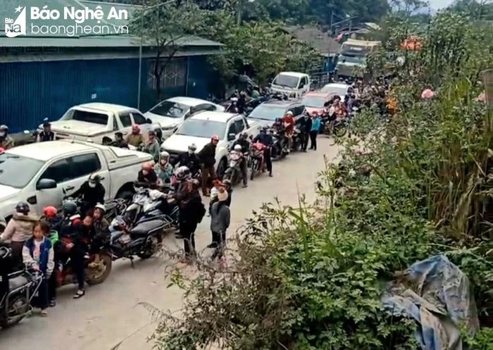  Ách tắc giao thông tại bản Noọng Dẻ sáng 21/1. Ảnh: Vừ Mùa 
