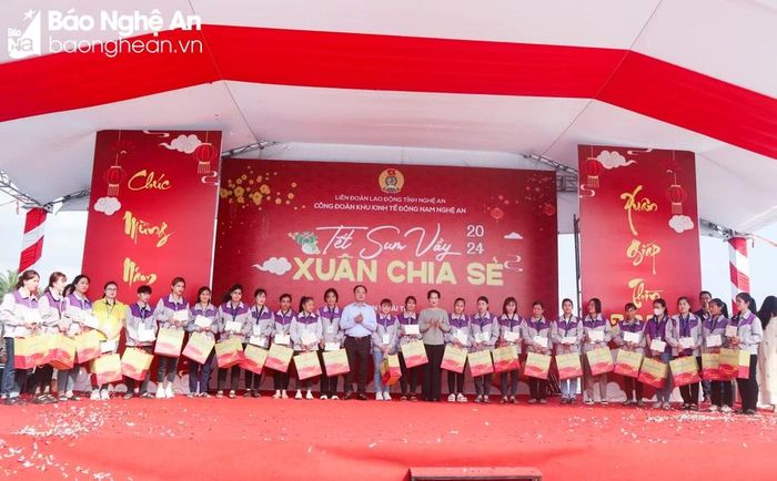  Thừa ủy quyền Chủ tịch nước Võ Văn Thưởng, lãnh đạo Đoàn khối các doanh nghiệp, Ban quản lý Khu Kinh tế Đông Nam trao các suất quà đến các công nhân có hoàn cảnh khó khăn tại Công ty TNHH Luxshare ICT Nghệ An. Ảnh: Thanh Phúc 
