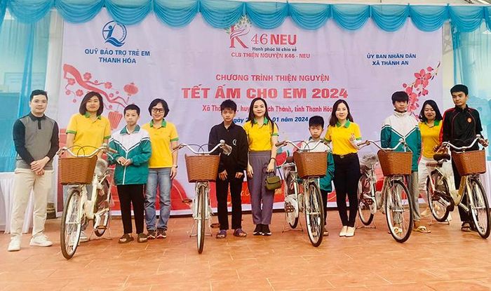 Đoàn trao tặng 5 chiếc xe đạp cho các em có hoàn cảnh đặc biệt khó khăn tại xã Thành An