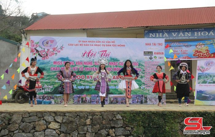 Phần thi người đẹp trình diễn trang phục dân tộc Mông