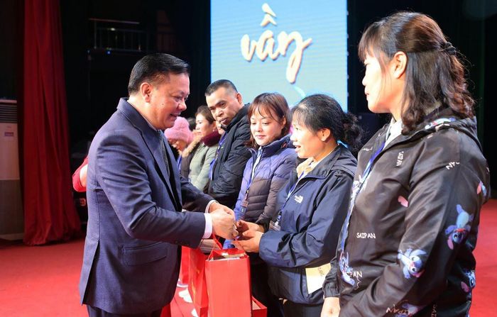 Bí thư Thành ủy Hà Nội Đinh Tiến Dũng trao quà Tết cho công nhân lao động.