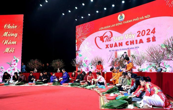 Đoàn viên, người lao động tham gia thi gói bánh chưng tại chương trình.