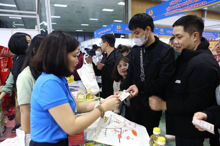 Các gian hàng 0 đồng thu hút rất đông người lao động tham gia.