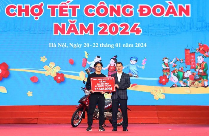 Người lao động Thủ đô được nhận giải Đặc biệt là một chiếc xe máy trong phần bốc thăm trúng thưởng.