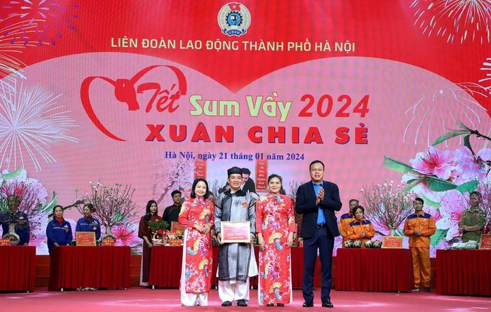 Chủ tịch LĐLĐ thành phố Hà Nội Phạm Quang Thanh trao giải Nhất phần thi gói bánh chưng.
