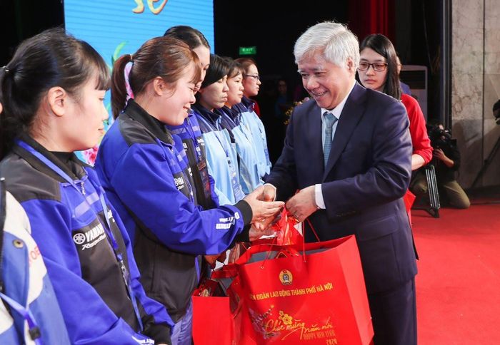 Chủ tịch Ủy ban Trung ương Mặt trận Tổ quốc Việt Nam Đỗ Văn Chiến trao quà Tết cho công nhân lao động.