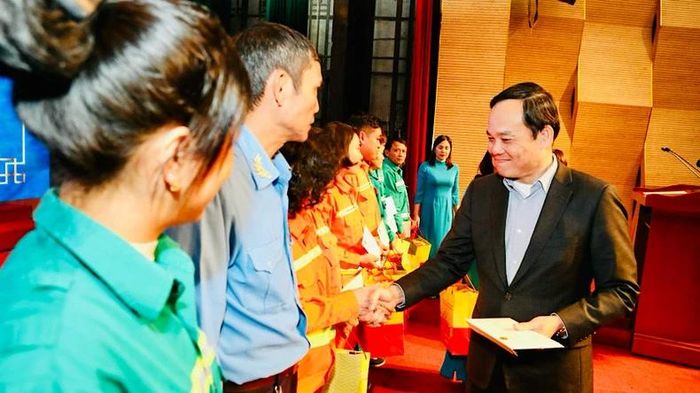 Phó Thủ tướng trao quà Tết tặng công nhân lao động thành phố Cảng.