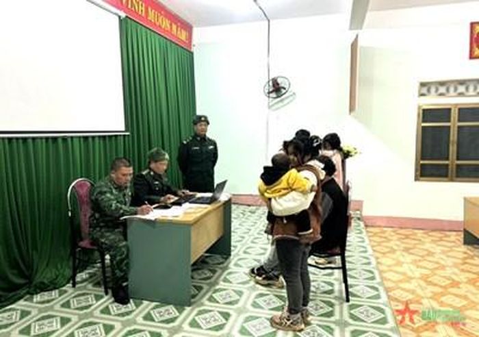 Tổ tuần tra, kiểm soát Đồn Biên phòng Sơn Vĩ (Bộ đội Biên phòng tỉnh Hà Giang) làm việc với các đối tượng nhập cảnh trái phép.
