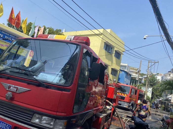 Cảnh sát PCCC có mặt để tiếp cận, khống chế đám cháy kịp thời.