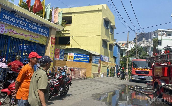 Đám cháy nằm đối diện trường THCS.