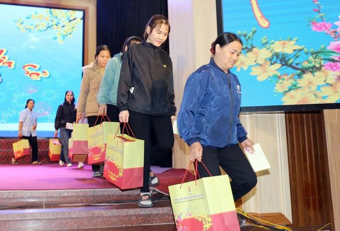  Các công nhân có hoàn cảnh khó khăn được nhận nhiều hỗ trợ thiết thực đến từ tổ chức công đoàn. Ảnh Thanh Quỳnh 