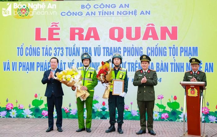  Chủ tịch UBND tỉnh Nguyễn Đức Trung và Giám đốc Công an tỉnh Đại tá Bùi Quang Thanh trao Quyết định, tặng hoa chúc mừng Tổ công tác 373 Công an tỉnh. Ảnh: Phạm Bằng 