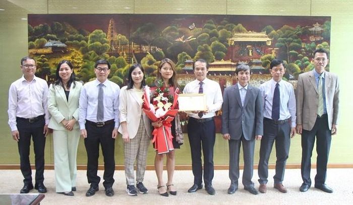 Bà Yoo Soo Yeon (ở giữa) tại lễ trao tặng.