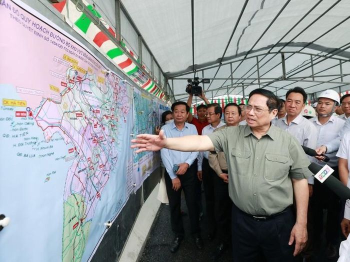  Thủ tướng Phạm Minh Chính kiểm tra tiến độ Dự án cầu Mỹ Thuận 2. (Ảnh: Dương Giang/TTXVN) 