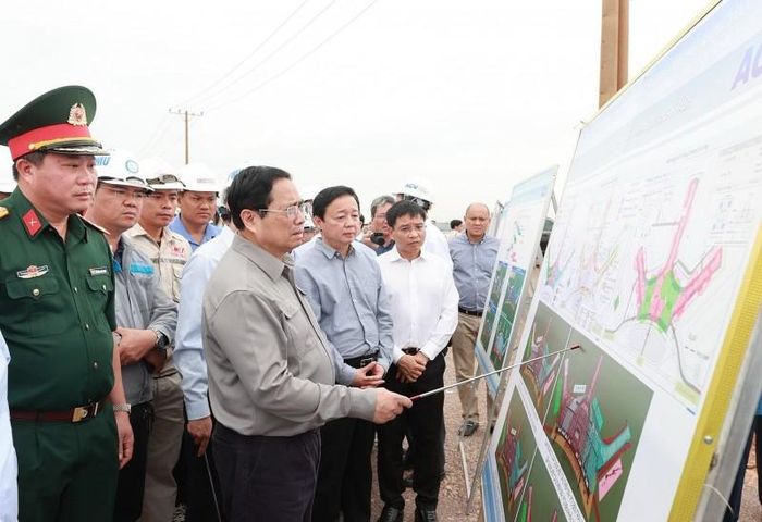 Thủ tướng Phạm Minh Chính kiểm tra tiến độ Dự án Cảng Hàng không Quốc tế Long Thành. (Ảnh: Dương Giang/TTXVN)
