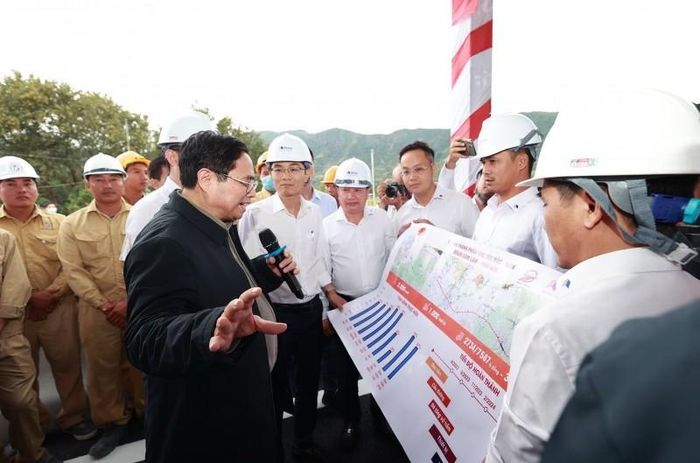 Thủ tướng Phạm Minh Chính kiểm tra, giao nhiệm vụ cho các đơn vị thi công Dự án Cao tốc Nha Trang-Cam Lâm. (Ảnh: Dương Giang/TTXVN)
