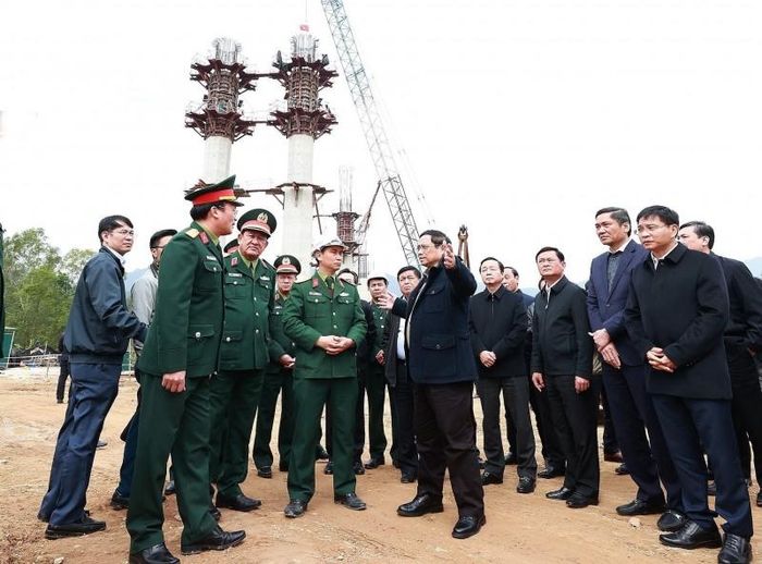 Thủ tướng Phạm Minh Chính kiểm tra kiểm tra tiến độ thi công cầu Ồ Ồ, xã Nghi Đồng, huyện Nghi Lộc, Nghệ An thuộc Dự án Cao tốc Diễn Châu-Bãi Vọt. (Ảnh: Dương Giang/TTXVN)