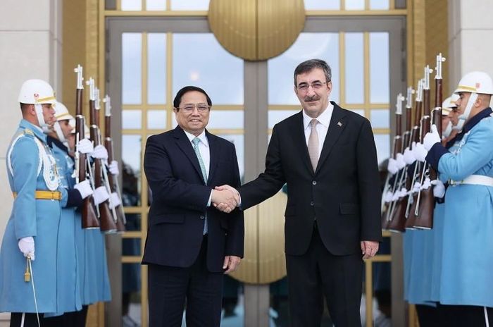 Phó Tổng thống Thổ Nhĩ Kỳ Cevdet Yilmaz đón Thủ tướng Phạm Minh Chính. (Ảnh: Dương Giang/TTXVN)