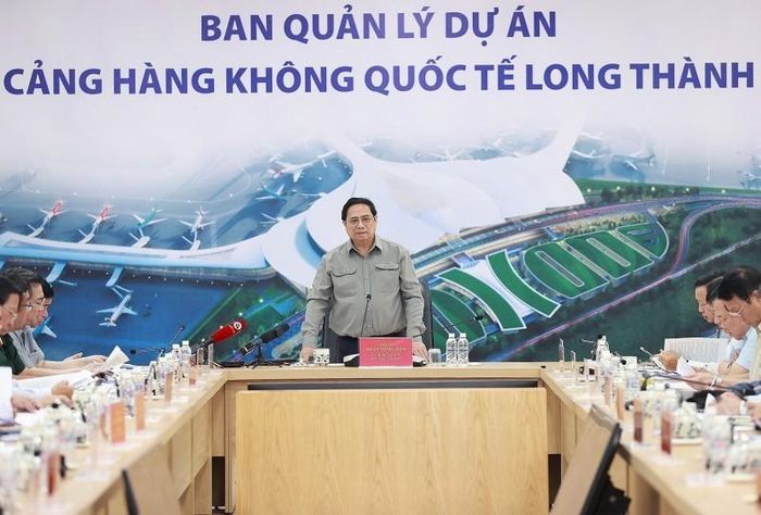 Thủ tướng Phạm Minh Chính chủ trì họp với địa phương và các đơn vị liên quan Dự án Cảng hàng không Quốc tế Long Thành. (Ảnh: Dương Giang/TTXVN)