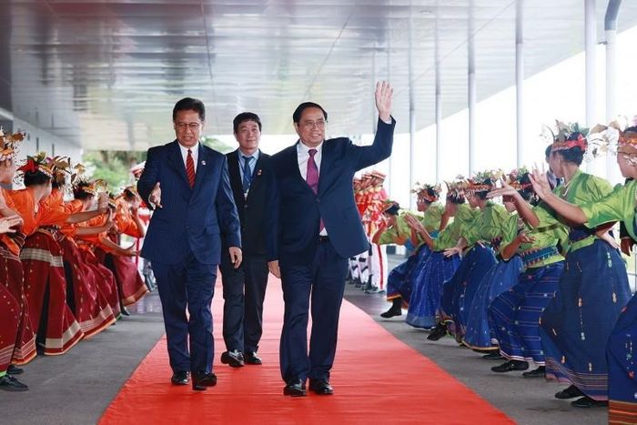 Lễ đón Thủ tướng Phạm Minh Chính tại Labuan Bajo, Indonesia, bắt đầu chuyến tham dự Hội nghị Cấp cao ASEAN lần thứ 42. (Ảnh: Dương Giang/TTXVN)