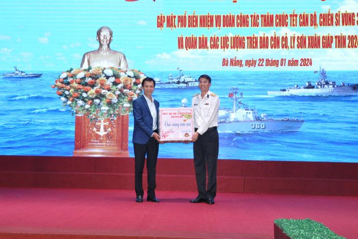 Thay mặt Thành ủy, HĐND, UBND, Ủy ban MTTQ Việt Nam thành phố Đà Nẵng, Phó trưởng ban Dân vận Thành ủy Lê Văn Minh (bên trái) tặng quà cho tập thể thuộc Bộ Tư lệnh Vùng 3 Hải quân. Ảnh: LÊ HÙNG