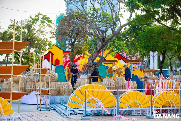Nguồn vật tư, vật liệu, thiết kế khuôn mẫu...được đơn vị thi công tập kết để sẳn sàng lắp đặt, hoàn thiện