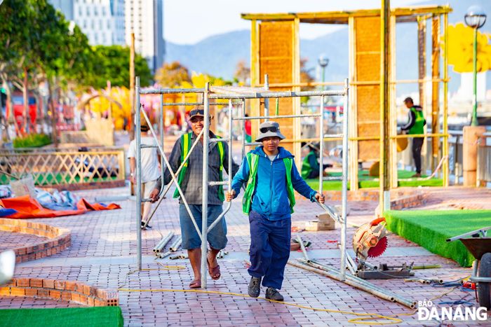 Thời tiết ở Đà Nẵng trời nắng đẹp, thuận lợi cho việc thi công, lắp đặt đường hoa...