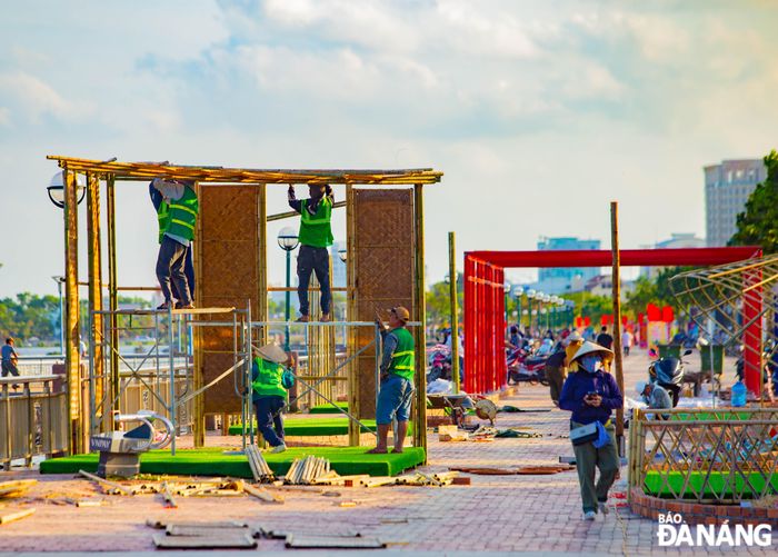 Đơn vị thi công khẩn trương thi công đường hoa Tết phục vụ người dân và du khách.