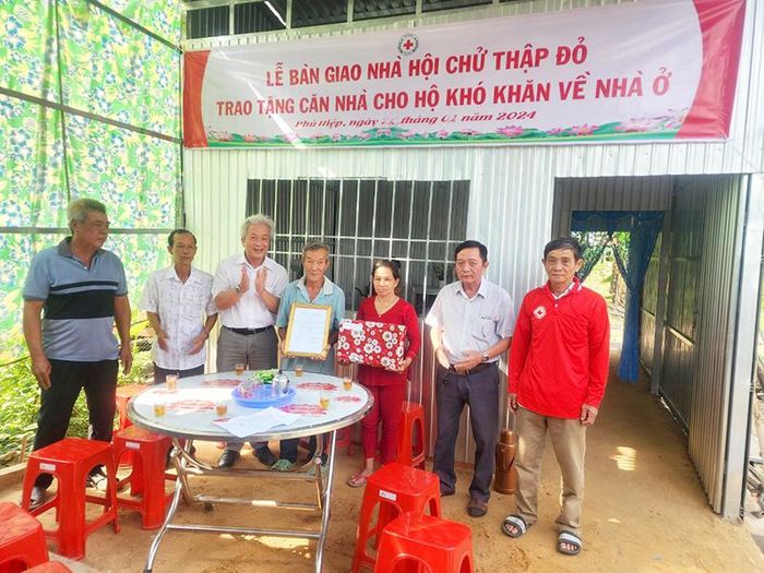 Bàn giao nhà Chữ thập đỏ cho ông Nguyễn Văn Lắc (ấp Phú Nông, xã Phú Hiệp)