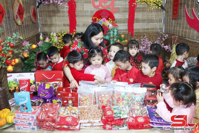 Gian hàng Tết của lớp mẫu giáo bé