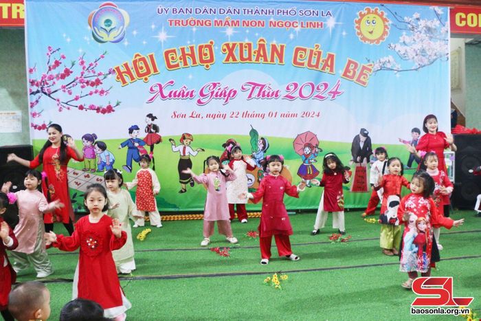 Tiết mục văn nghệ tại Chương trình