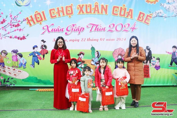 Lãnh đạo Phòng giáo dục và Đào tạo Thành phố và nhà trường trao quà cho học sinh có hoàn cảnh khó khăn trong trường.