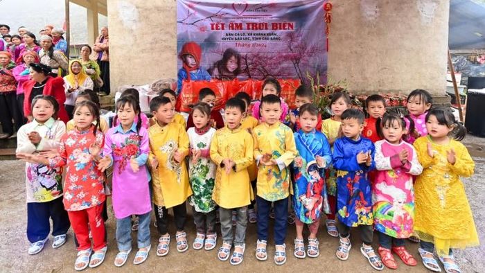 Những em nhỏ háo hức khi diện những bộ áo dài, giày dép mới.