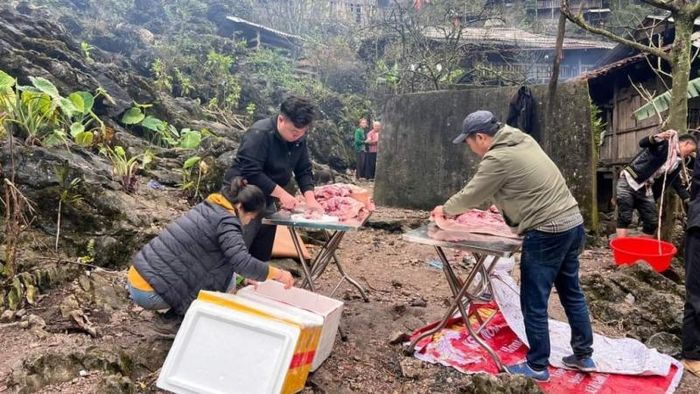 Đoàn thiện nguyện cùng bà con mổ lợn, gói bánh chưng đón Tết.