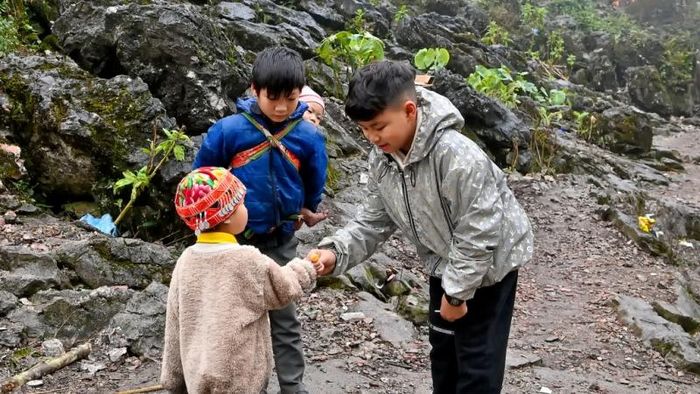 Thành viên nhí trong đoàn vui mừng chia sẻ cho em nhỏ ở Cà Lò chiếc kẹo của mình.