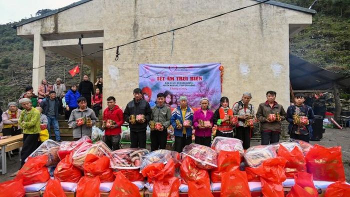 Những phần quà gồm chăn ấm, gạo, nhu yếu phẩm phục vụ sinh hoạt, bánh kẹo được trao cho các hộ dân và giáo viên tại điểm trường.