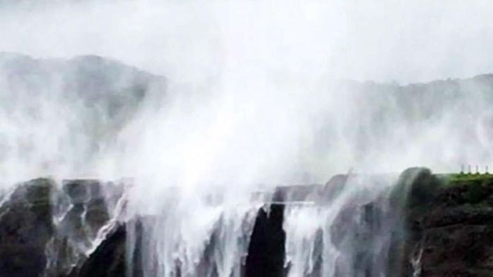 Bên cạnh đó, gần pháo đài Sinhagad dọc theo Malshejghat nằm ở giữa địa danh Kalyan và Ahmednagar của Maharashtra, du khách cũng có thể chiêm ngưỡng các thác nước "bay ngược" như vậy