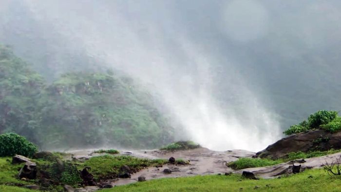 Cách Nashik khoảng 20km, ngôi làng Anjaneri cũng có “thác nước lộn ngược" nằm trên đường lên đỉnh núi Tahuli
