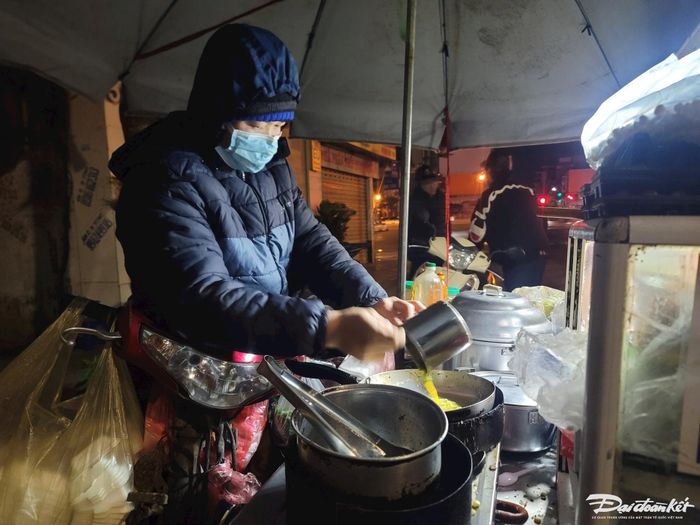 Anh Trần Dương, quê ở Thanh Hóa có"thâm niên" bán hàng ngô luộc, bánh mỳ, xôi được chục năm nay, mấy hôm nay lại thêm vất vả hơn khi phải mưu sinh trong thời tiết rét hại.