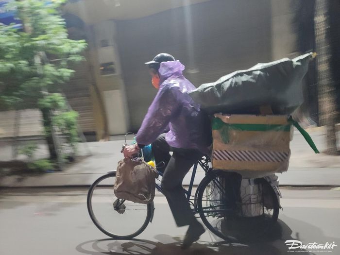 Mặc dù trời rét hại, nhưng vì mưu sinh nhiều người vẫn phải ra đường làm những công việc thường ngày.