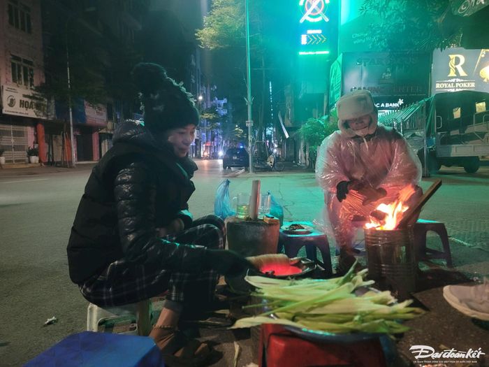 Chị Trần Thị Ly, 52 tuổi, nhà ở quận Đống Đa, thành phố Hà Nội, chuyên bán trà đá kèm ngô nướng từ chập tối đến nửa đêm trên phố Khâm Thiên. "Công nhận từ sáng nay đến giờ trời rét khủng khiếp. Chiều nay tôi phải làm thêm lò nữa, một lò để nướng ngô, lò còn lại cho khách sưởi", chị Ly cho hay.