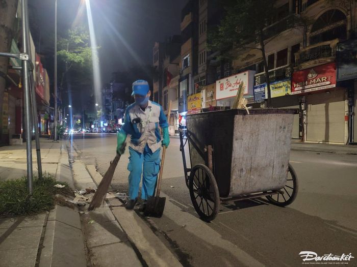 Chị Trần Thúy Hòa (50 tuổi, Tổ môi trường 3 chi nhánh Đống Đa) cho biết, chị làm lao công đến nay đã được 22 năm, trời nắng, mưa, gió rét gì cũng làm đều từ 4h chiều ngày hôm trước đến 1h sáng hôm sau. "Bọn tôi quen đủ loại thời tiết rồi, trời rét như này thường ít rác nên làm cũng nhàn hơn, làm nghề này chỉ sợ nhất là trời mưa", chị Hòa chia sẻ.