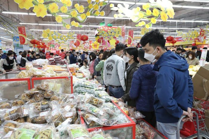 Thị trường trong nước với 100 triệu dân giàu tiềm năng để khai thác. Ảnh: Quang Vinh.