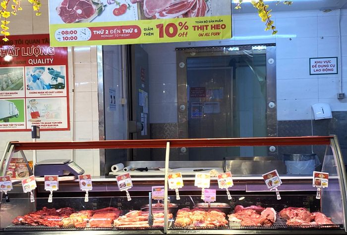  Nhiều mặt hàng thịt heo tại siêu thị Tops Market rẻ hơn ở chợ. Ảnh: Thanh Thương. 