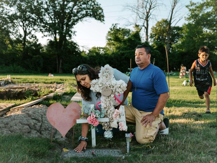 Gia đình Arroyo bên mộ Arriani. Ảnh: Bloomberg Businessweek.